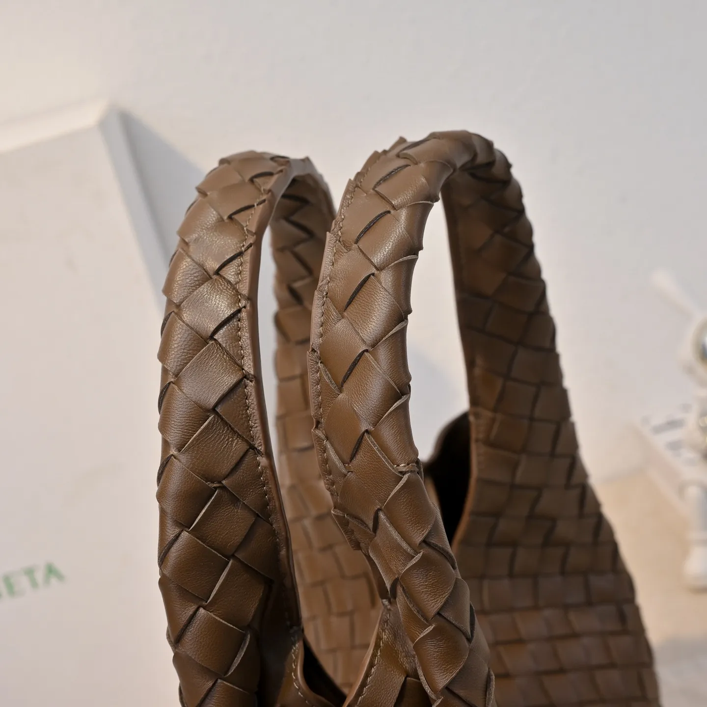 Batch 2160 new products are coming! BOTTEGA VENETA Bottega Veneta's 2025 new Campana shoulder bag is on the market~ First of all, I would like to praise the weight of this bag. As a not too small bag, it is very light for daily use. For people like me who need to carry a lot of belongings when going out, this advantage is great, and it greatly reduces the burden of traveling. 🛍️The shape is a bit like a combination of parachute and jodie. The blunt triangle shape is cute and honest. Carrying it on your back when going shopping is a good mood accelerator. The handles and body of the bag are both classic weaves. A tie is added to the original open design. If it is not tied up, the bag will look like a small vegetable basket when carried. Style number: 4249 Size: 33*20*16.5cm